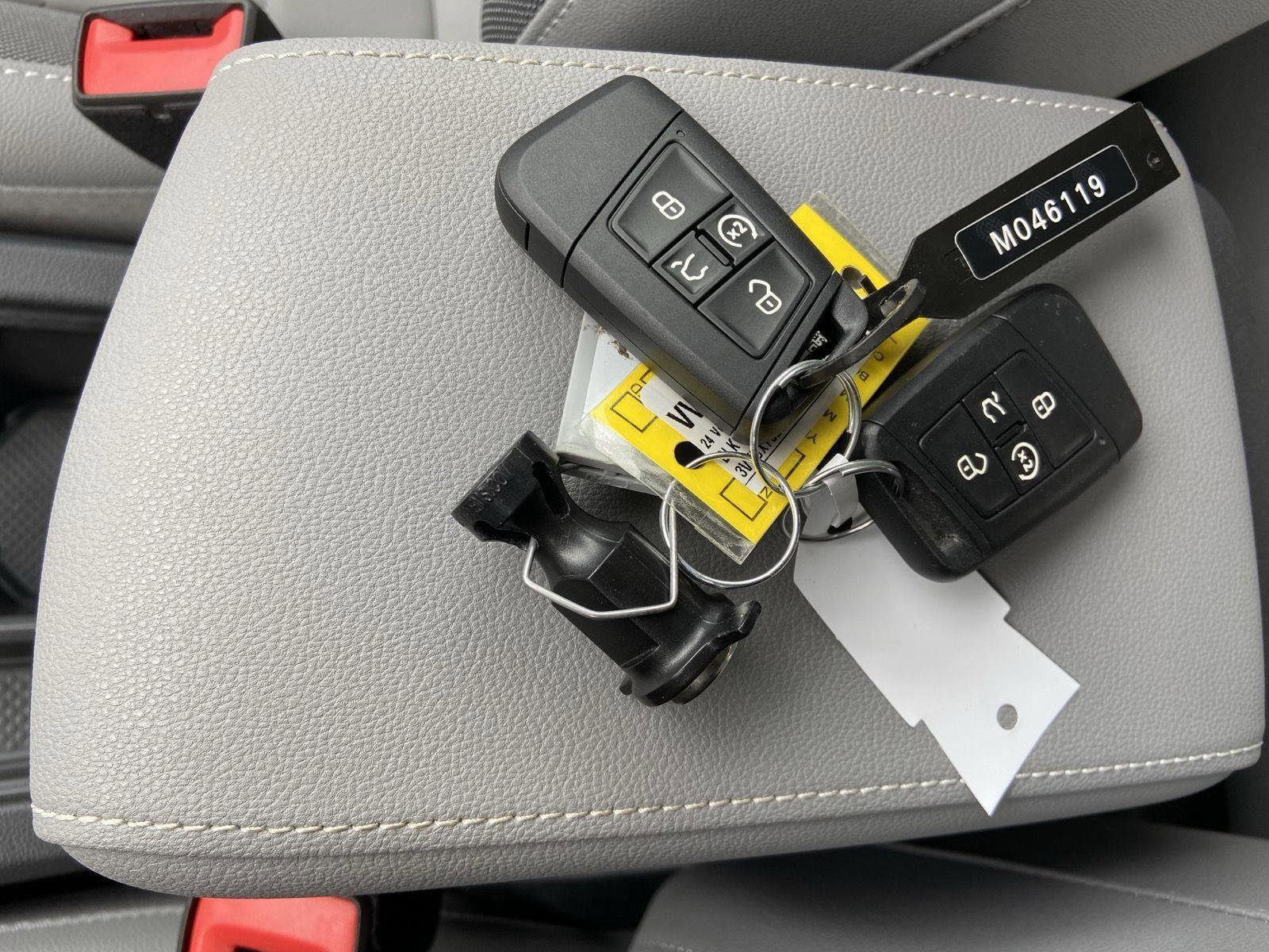 Used 2024 Volkswagen Taos SE image 41