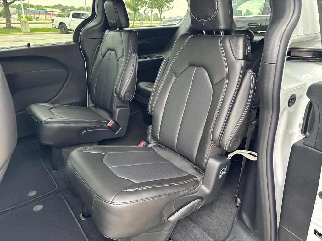 New 2027 Chrysler Pacifica Select FWD image 39