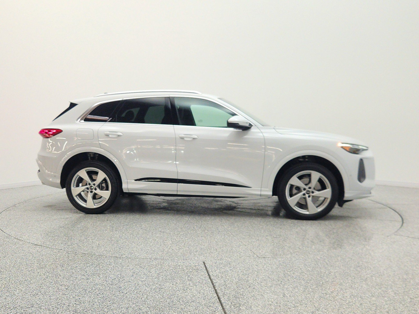 Used 2025 Audi Q5 Premium Plus w/ Premium Plus AWD/4WD image 4
