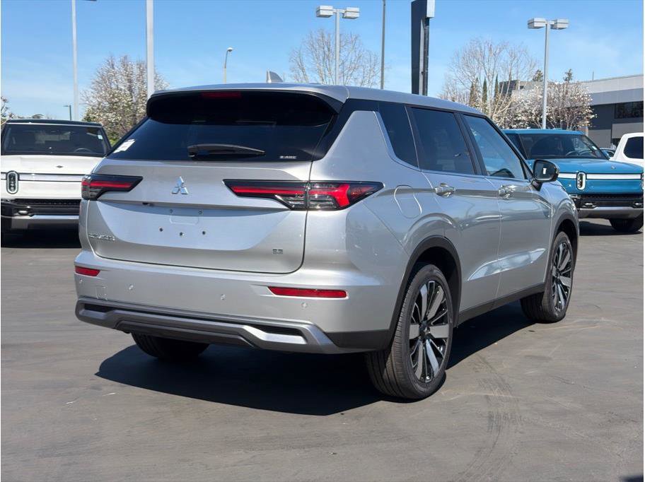 Used 2025 Mitsubishi Outlander SE image 5