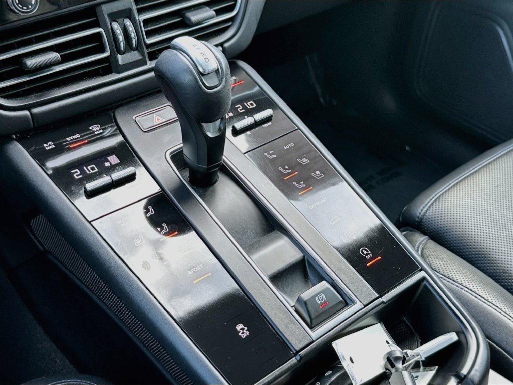 Certified 2024 Porsche Macan AWD/4WD image 19