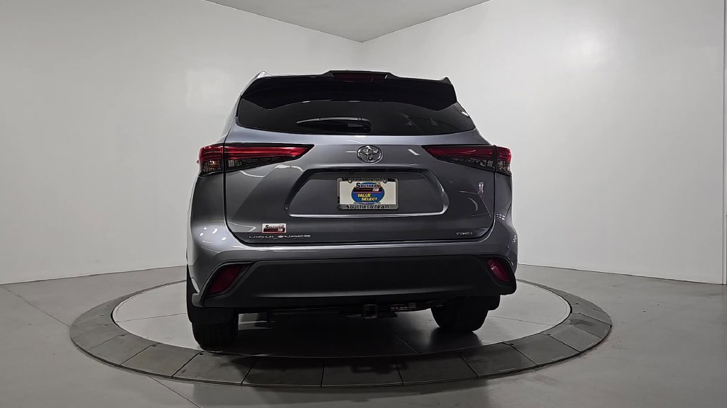 Used 2020 Toyota Highlander XLE AWD/4WD image 4