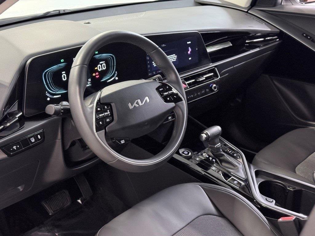 Used 2023 Kia Niro EX image 18