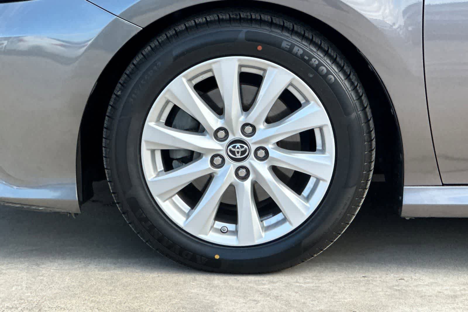 Used 2018 Toyota Camry LE FWD image 33