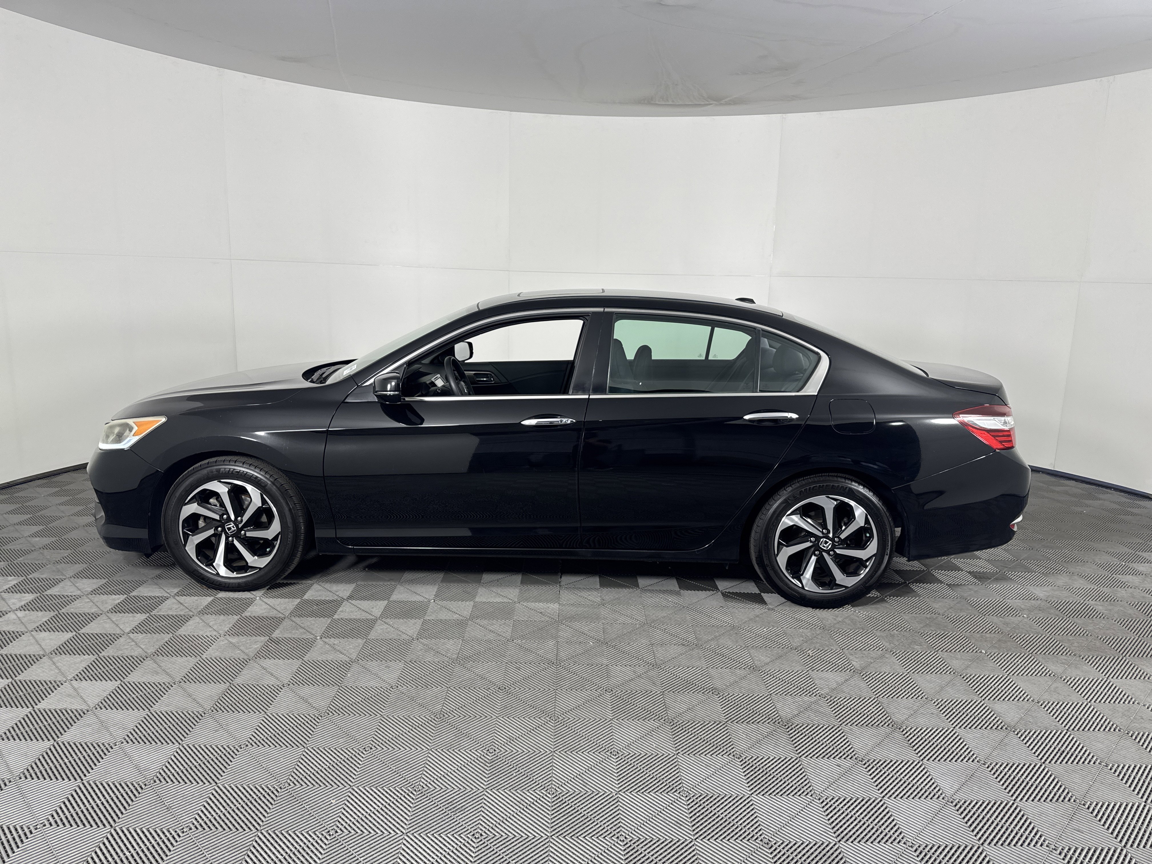 Used 2017 Honda Accord EX image 7