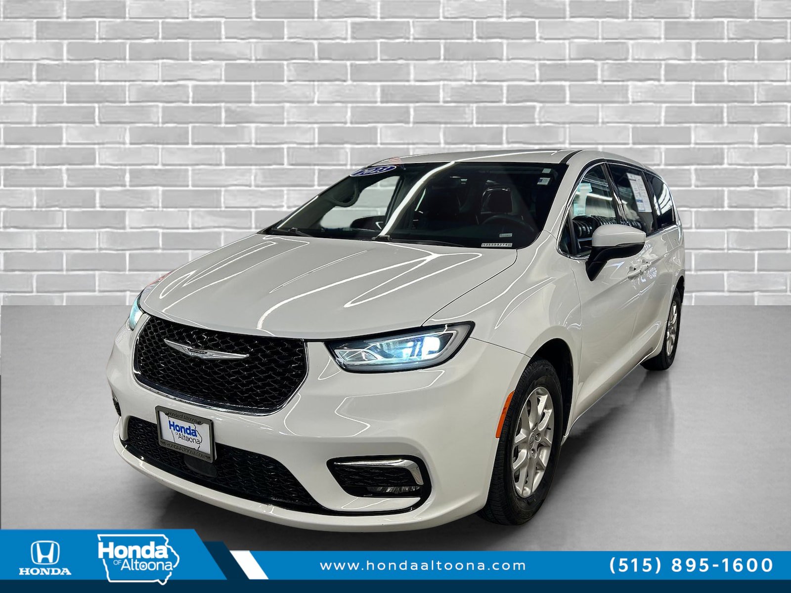Used 2023 Chrysler Pacifica Touring-L image 1