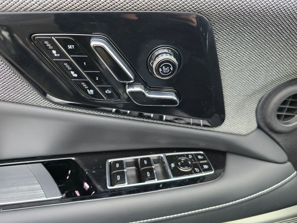 New 2026 Cadillac Optiq Luxury 2 image 25