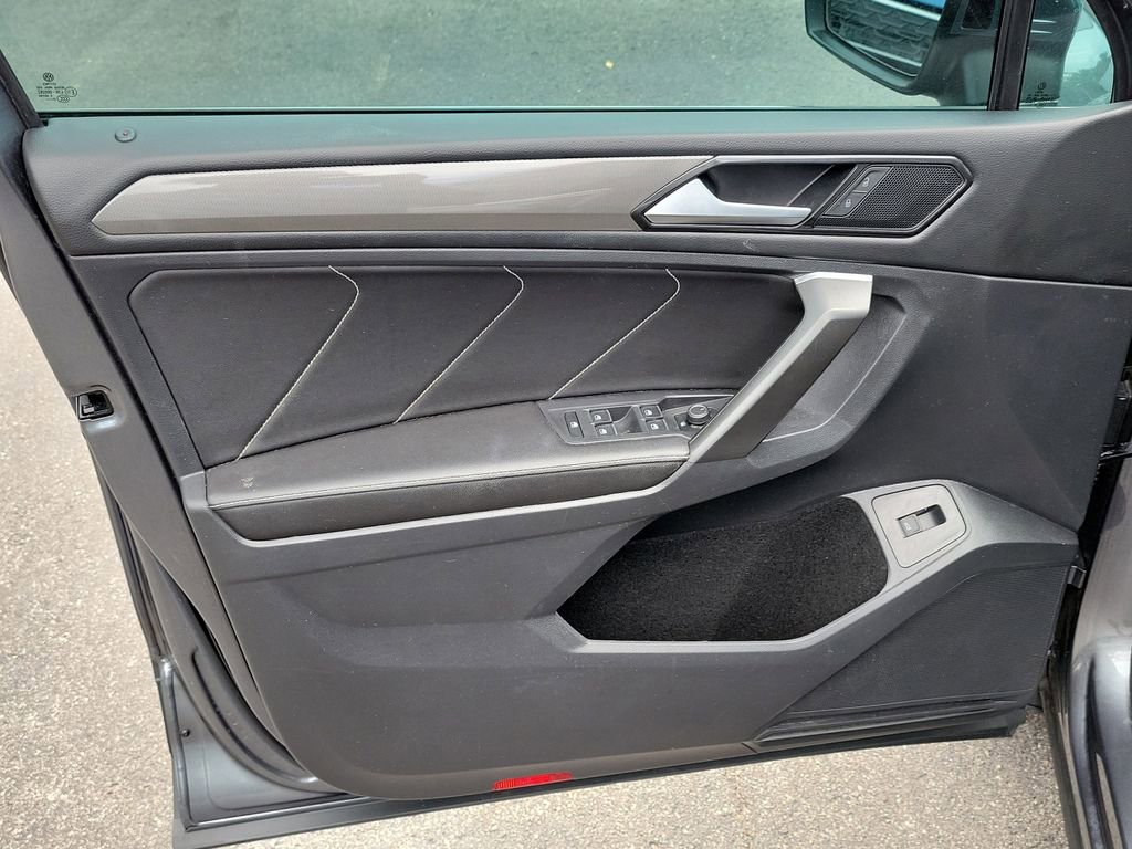 Used 2022 Volkswagen Tiguan SE w/ Panoramic Sunroof Package FWD image 17