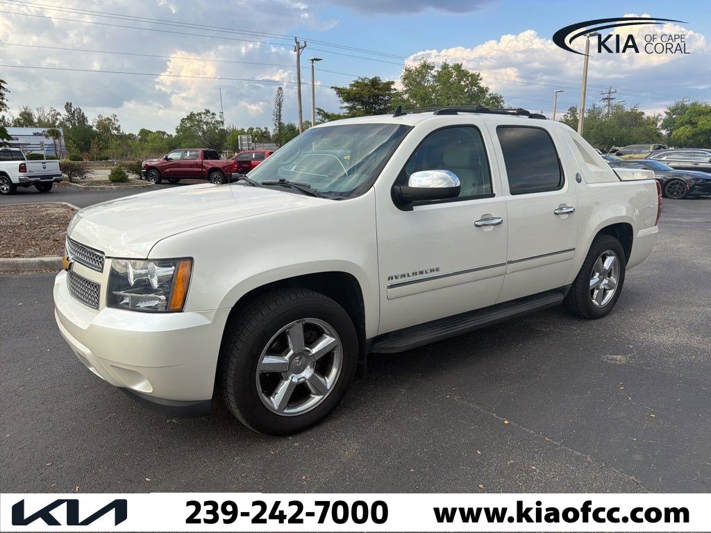 Used 2013 Chevrolet Avalanche LTZ image 3