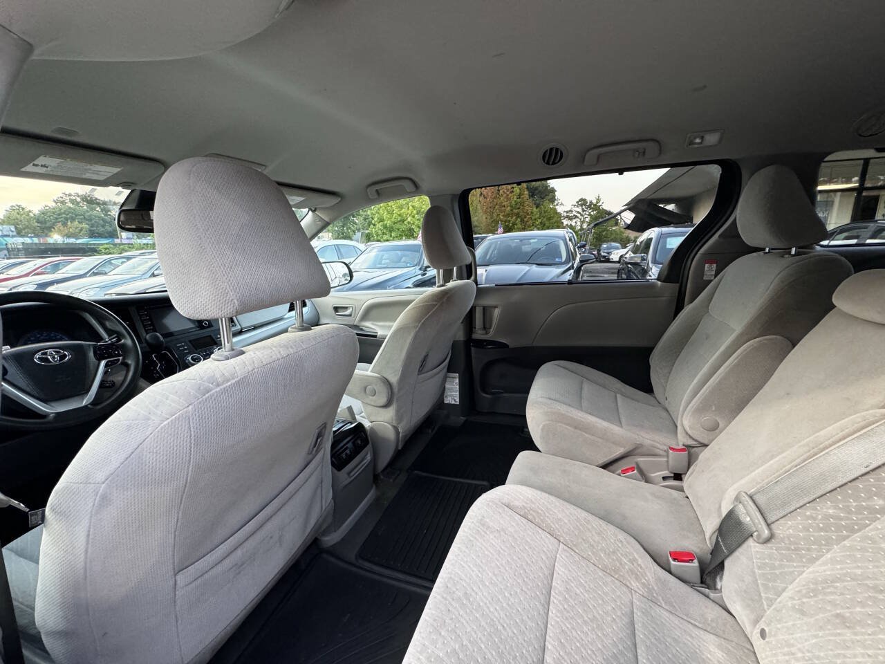 Used 2020 Toyota Sienna LE w/ LE Preferred Package FWD image 10