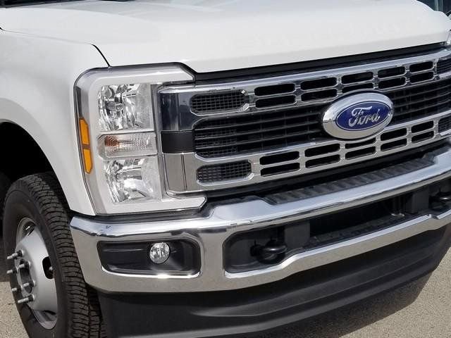 New 2025 Ford F550 4x4 Regular Cab Super Duty image 8