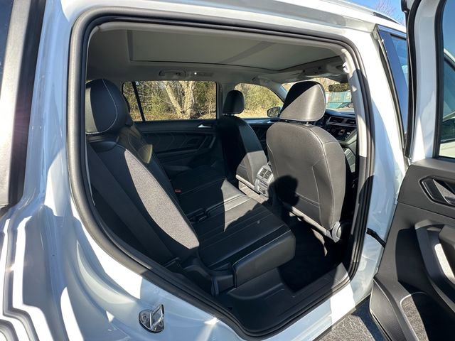 Used 2023 Volkswagen Tiguan SE w/ Panoramic Sunroof Package image 17