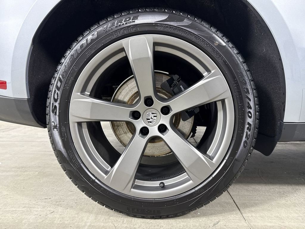 Certified 2025 Porsche Macan image 16