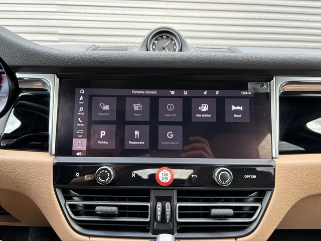 Certified 2025 Porsche Macan image 18