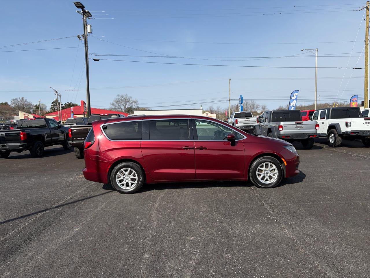 Used 2021 Chrysler Voyager LX image 2