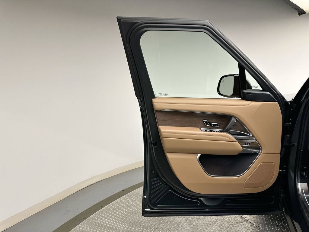 Used 2025 Land Rover Range Rover SE image 21