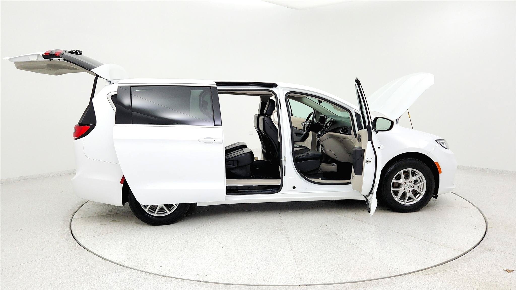 Used 2024 Chrysler Pacifica Touring-L FWD image 34