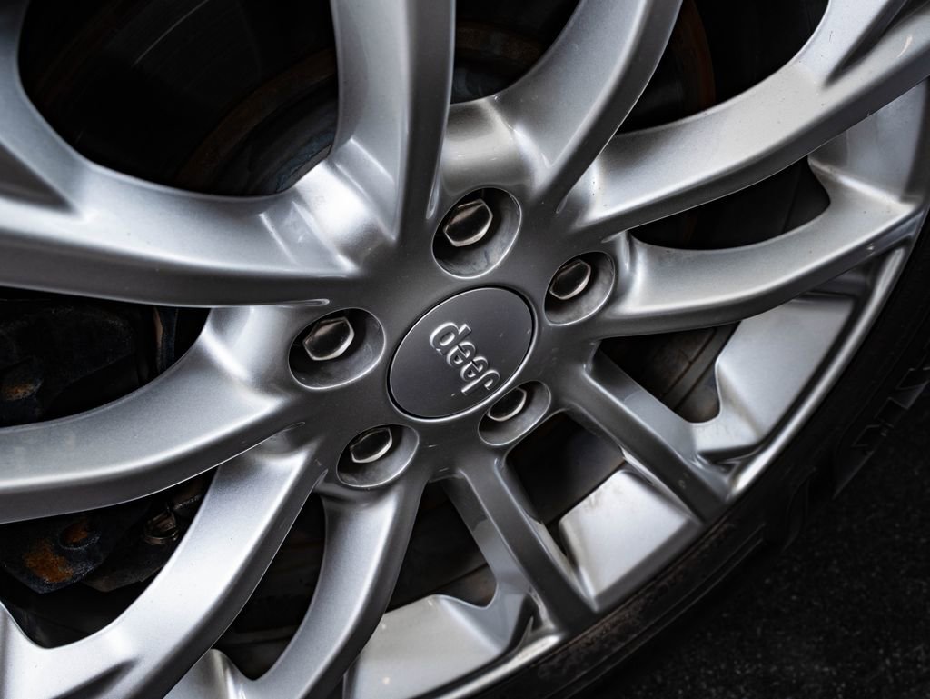 Used 2019 Jeep Cherokee Latitude w/ Popular Appearance Group image 8