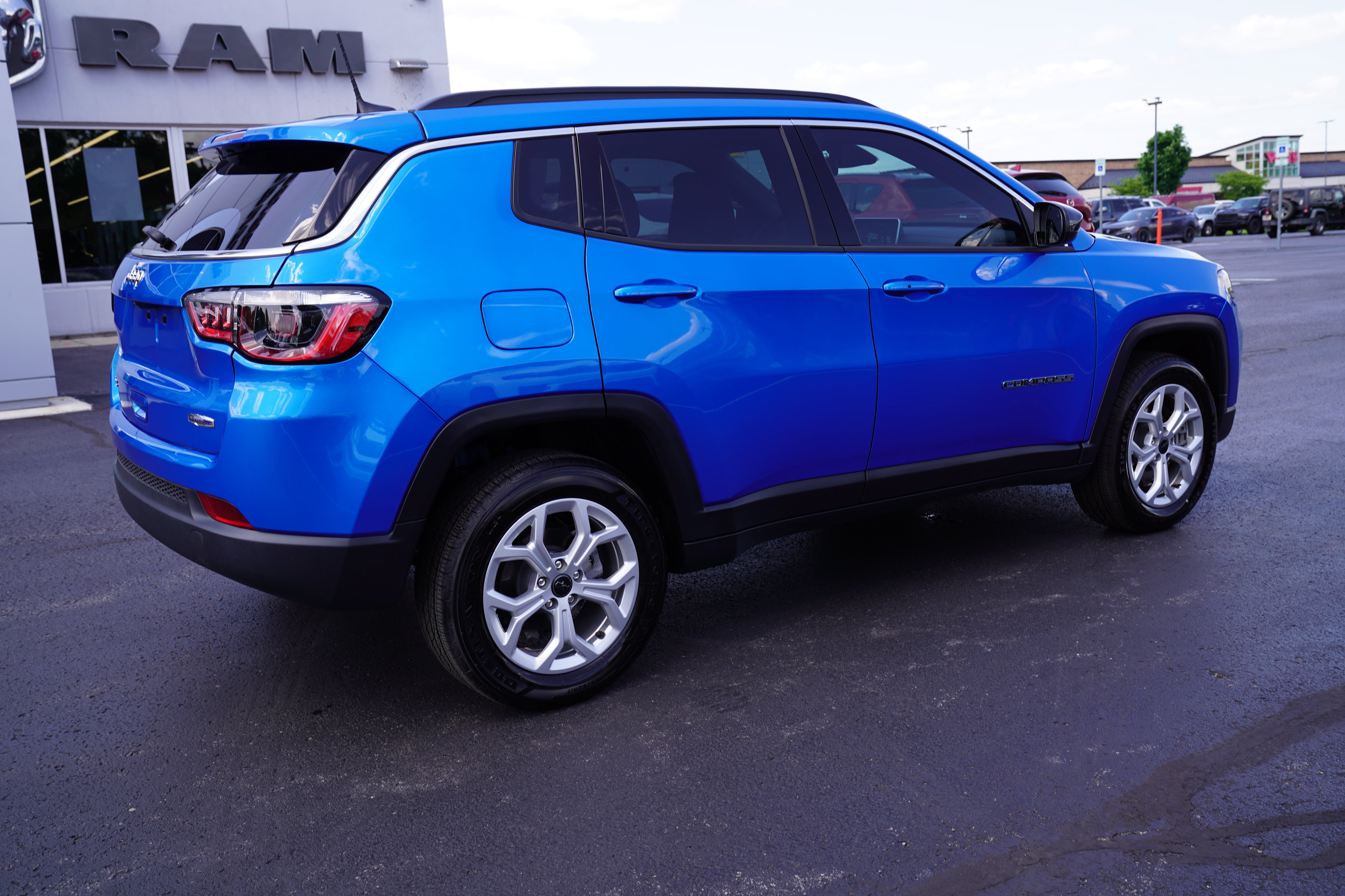 Used 2025 Jeep Compass Latitude AWD/4WD video 3