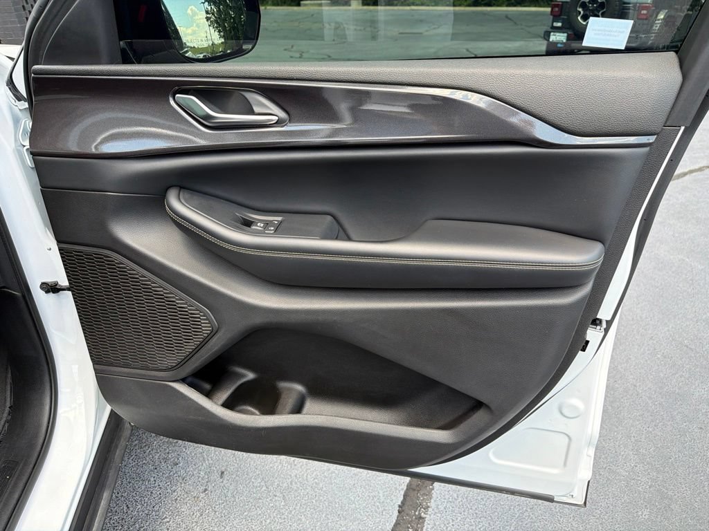 Used 2023 Jeep Grand Cherokee Altitude AWD/4WD image 24