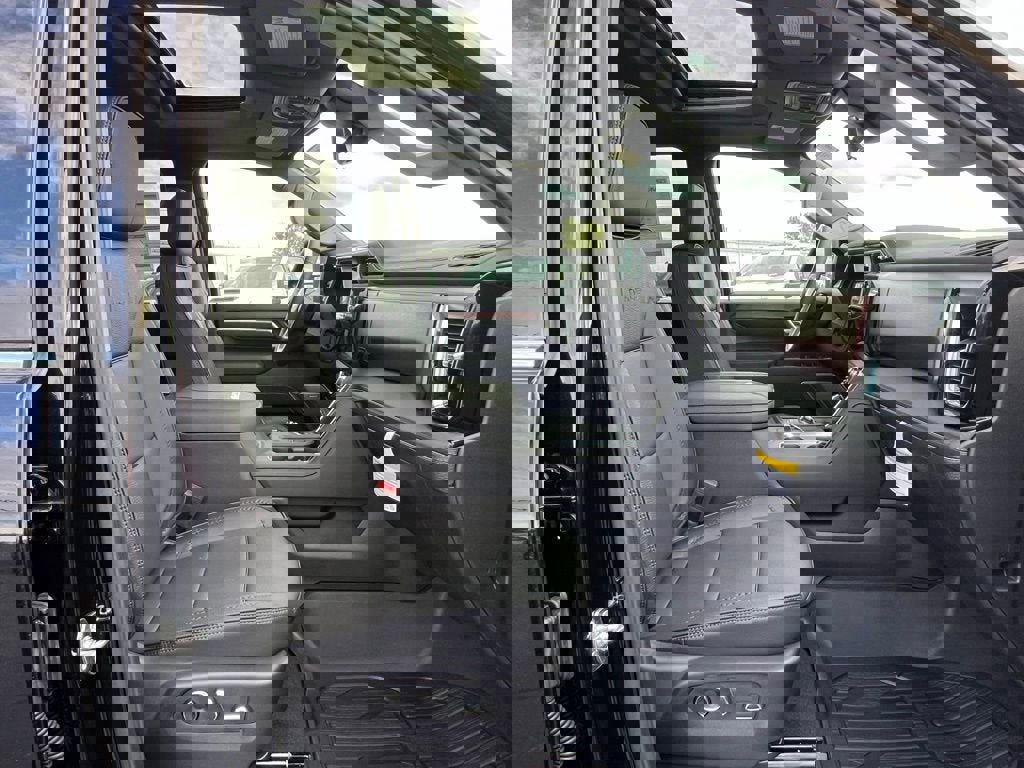 New 2025 GMC Sierra 2500 Denali w/ Denali Reserve Package image 16