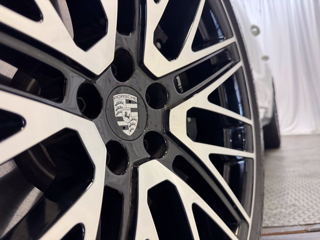 Certified 2025 Porsche Macan w/ Premium Package Plus AWD/4WD image 13