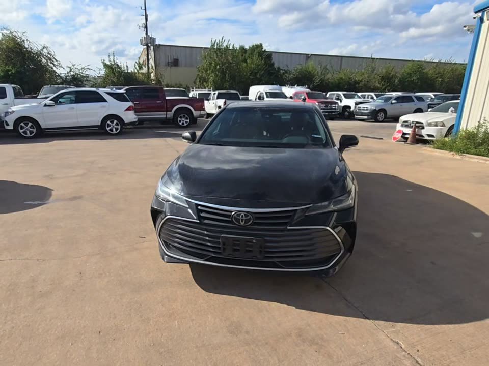 Used 2019 Toyota Avalon Limited image 2