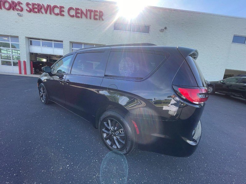 Used 2021 Chrysler Pacifica Limited w/ S Appearance Package AWD/4WD image 4