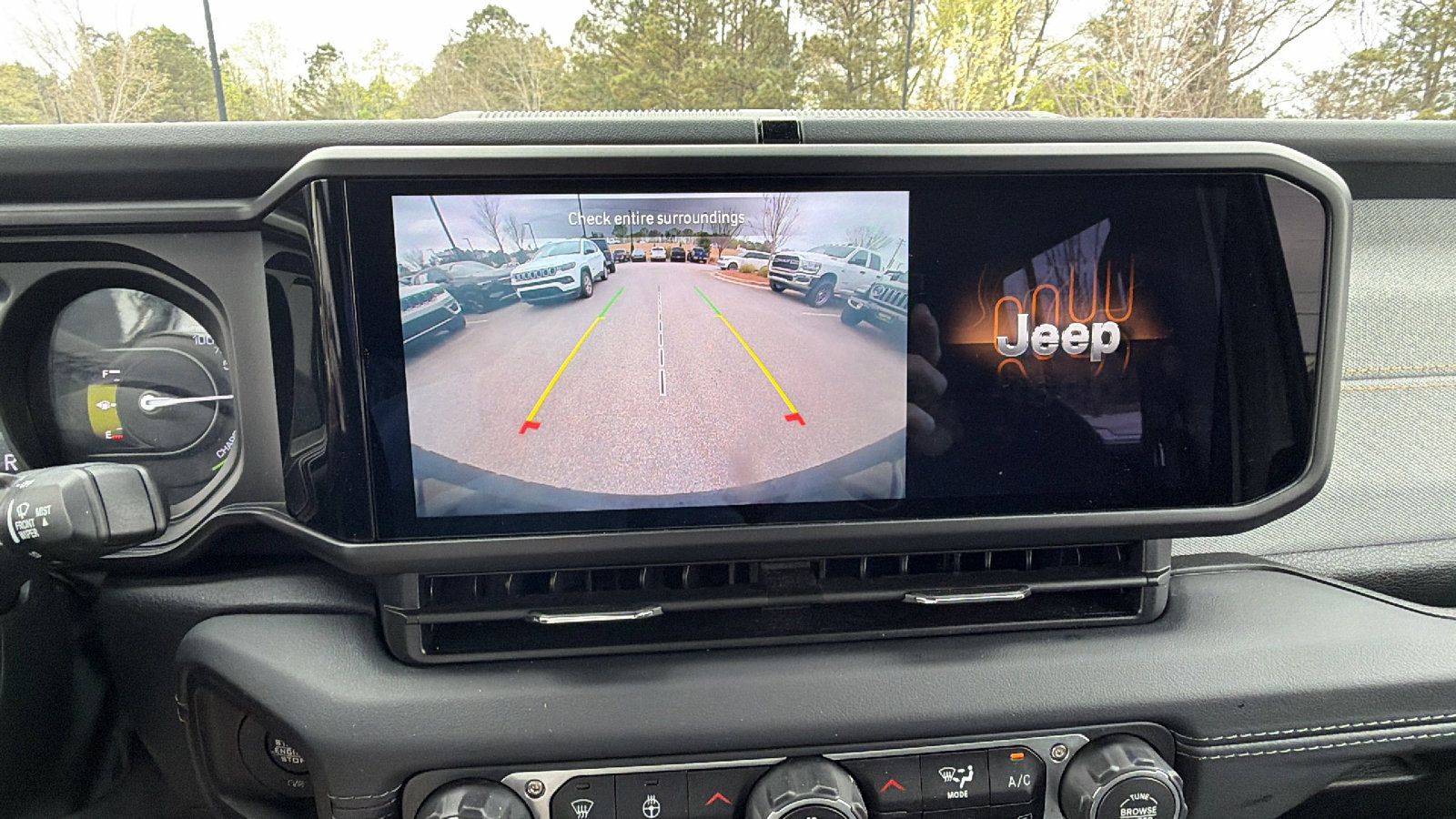 Used 2025 Jeep Wrangler Sahara image 33