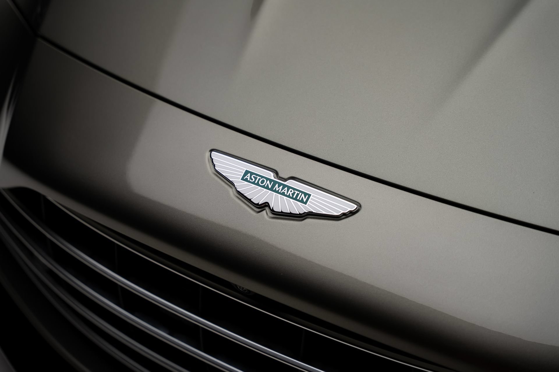 Used 2025 Aston Martin V8 Vantage Coupe RWD image 13