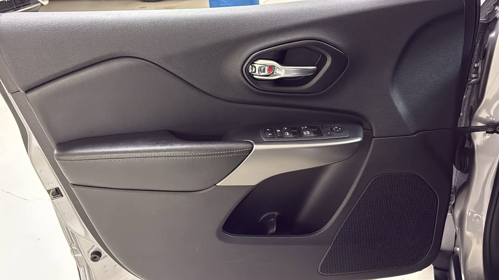 Used 2021 Jeep Cherokee Latitude Lux FWD image 12