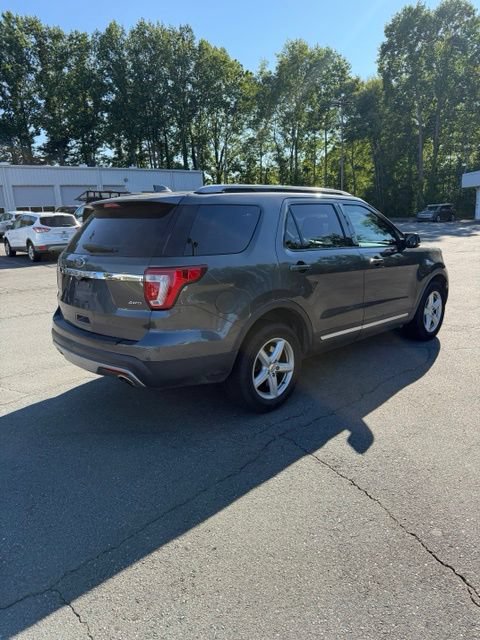 Used 2017 Ford Explorer XLT w/ Equipment Group 202A AWD/4WD image 5