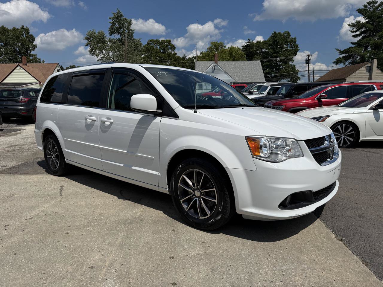Used 2017 Dodge Grand Caravan SXT w/ Driver Convenience Group FWD image 3