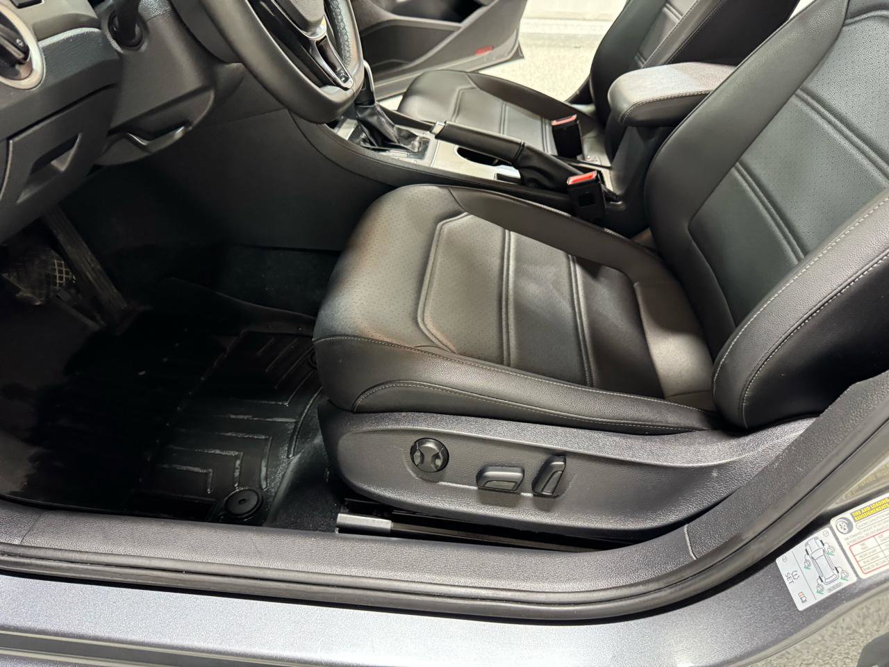 Used 2022 Volkswagen Passat 2.0T SE image 13