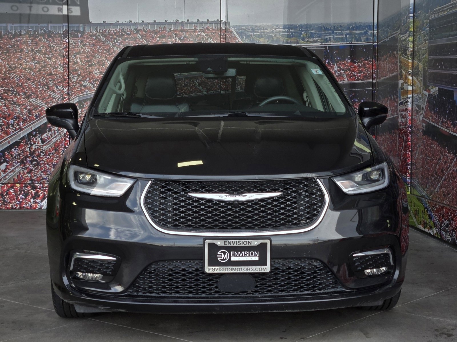 Used 2023 Chrysler Pacifica Touring-L image 3