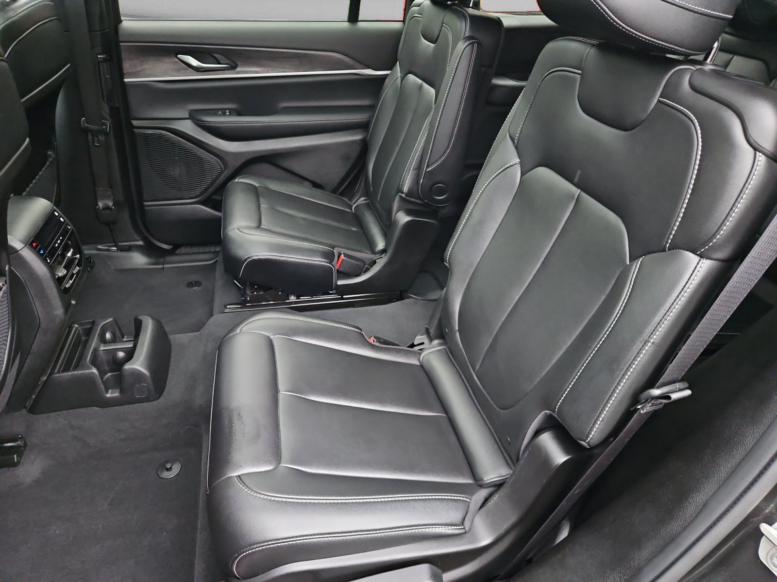 Used 2024 Jeep Grand Cherokee L Limited w/ Black Appearance Package AWD/4WD image 15