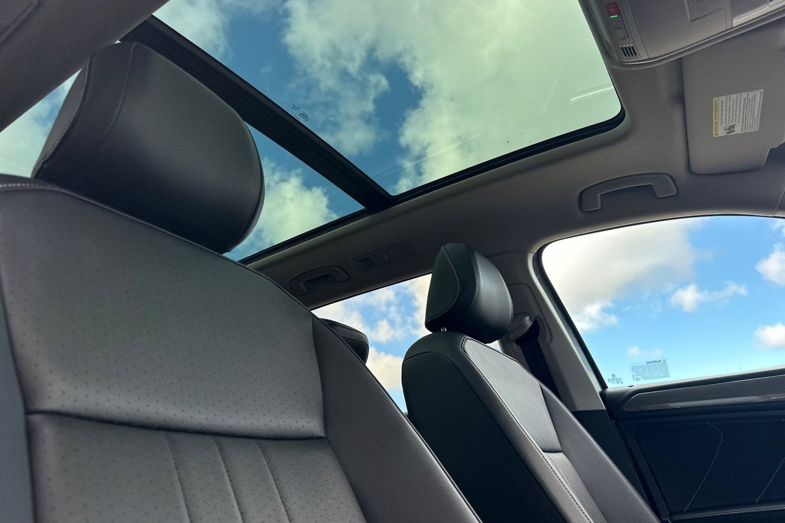 Used 2023 Volkswagen Tiguan SE w/ Panoramic Sunroof Package FWD image 18