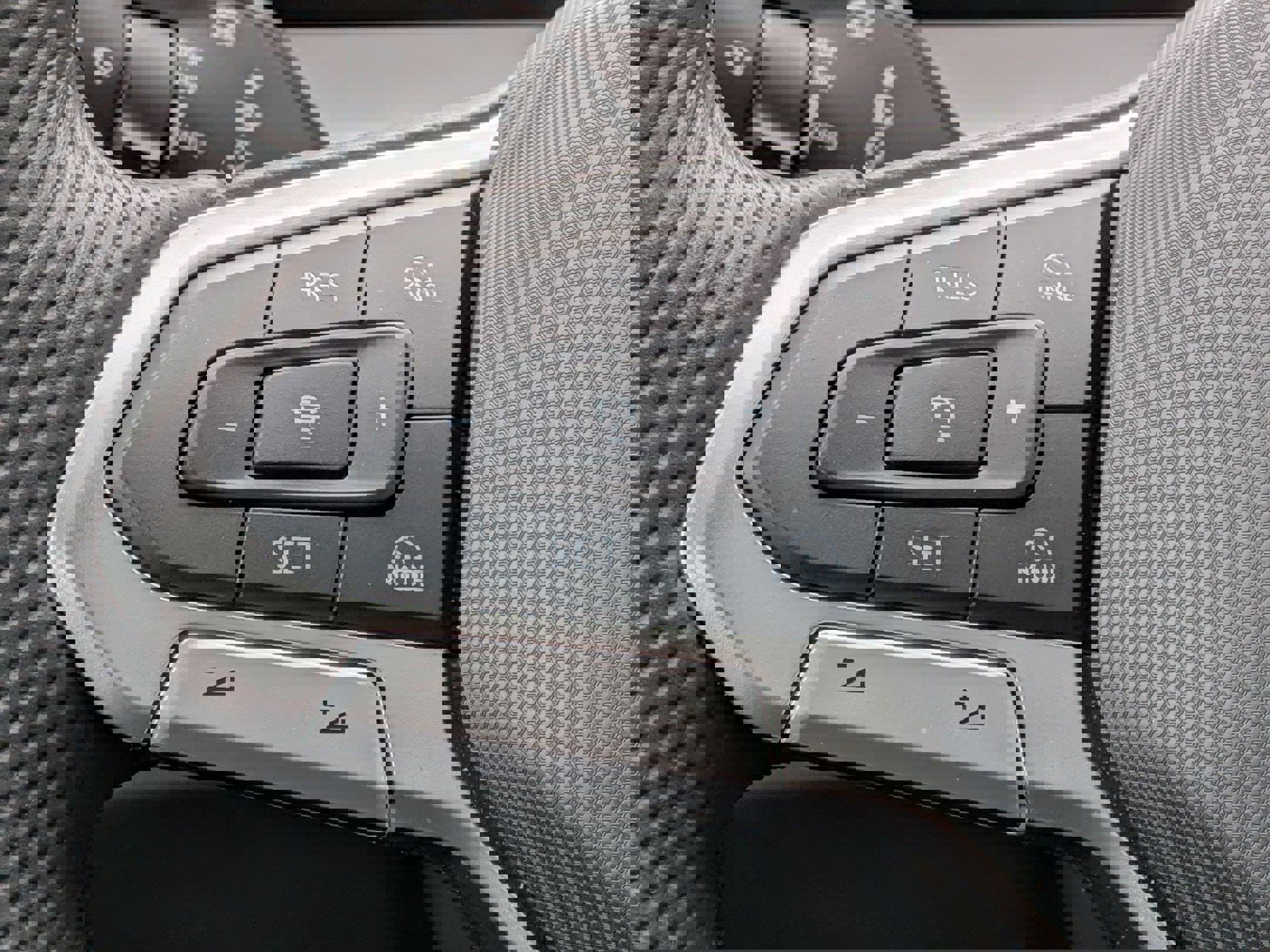 Used 2025 Volkswagen Tiguan SE R-Line image 18