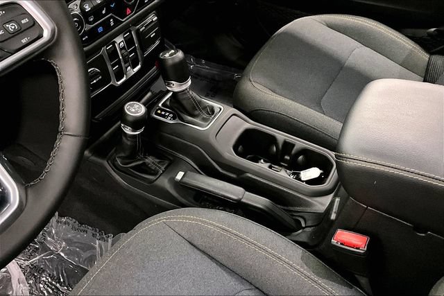 Used 2025 Jeep Wrangler Unlimited Sahara AWD/4WD image 18