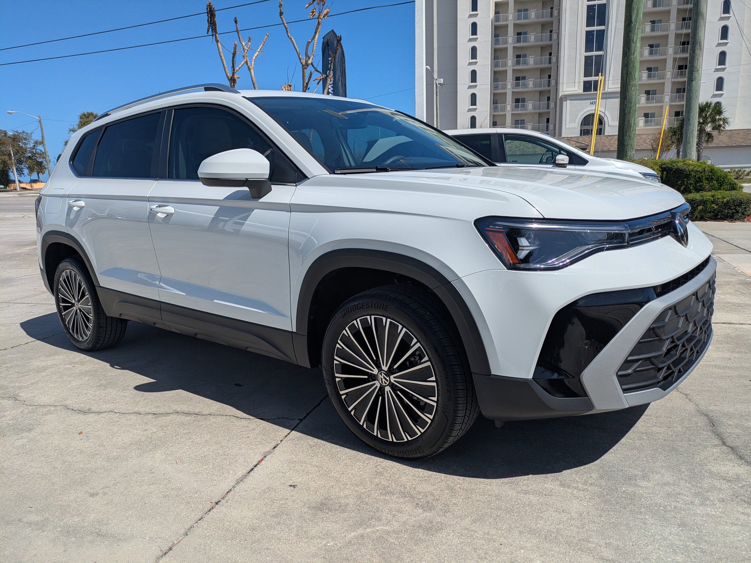 Certified 2025 Volkswagen Taos SE image 2