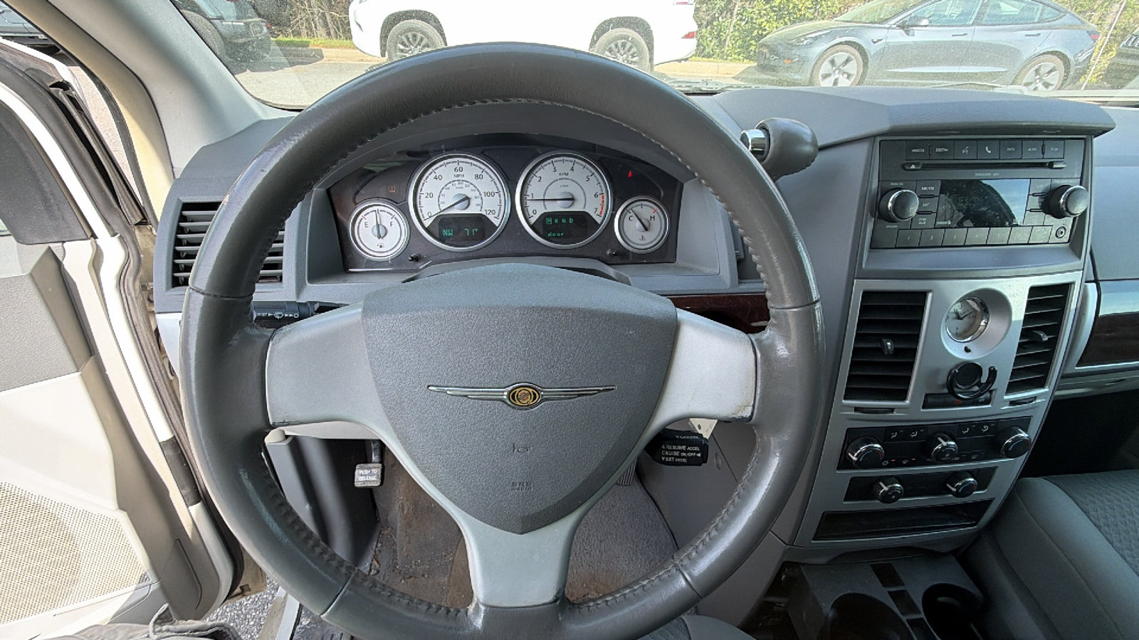 Used 2010 Chrysler Town & Country Touring image 27