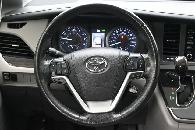 Used 2020 Toyota Sienna XLE FWD image 25