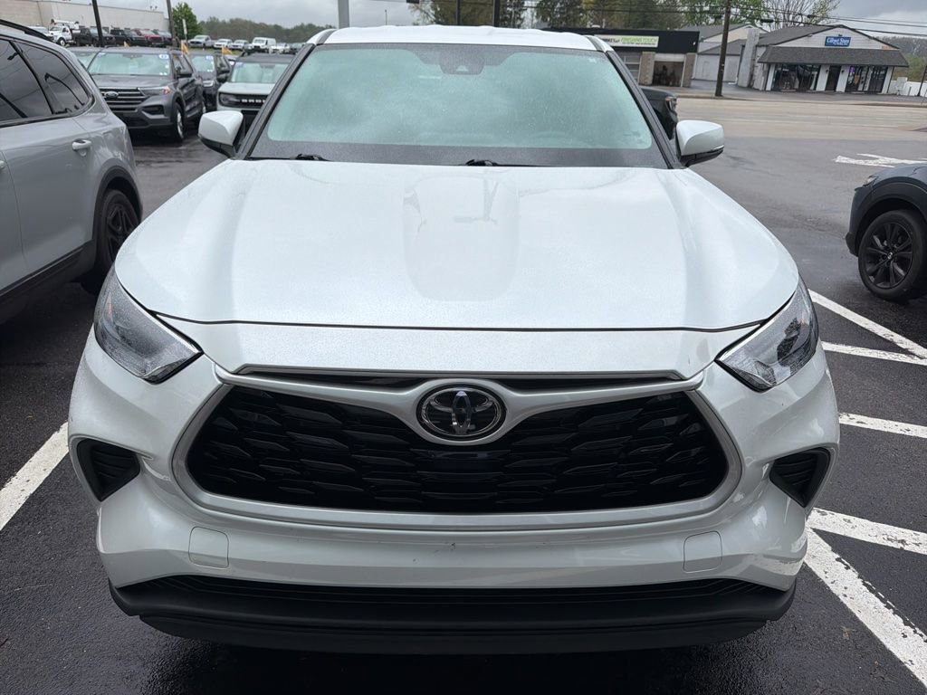 Used 2022 Toyota Highlander L FWD image 2
