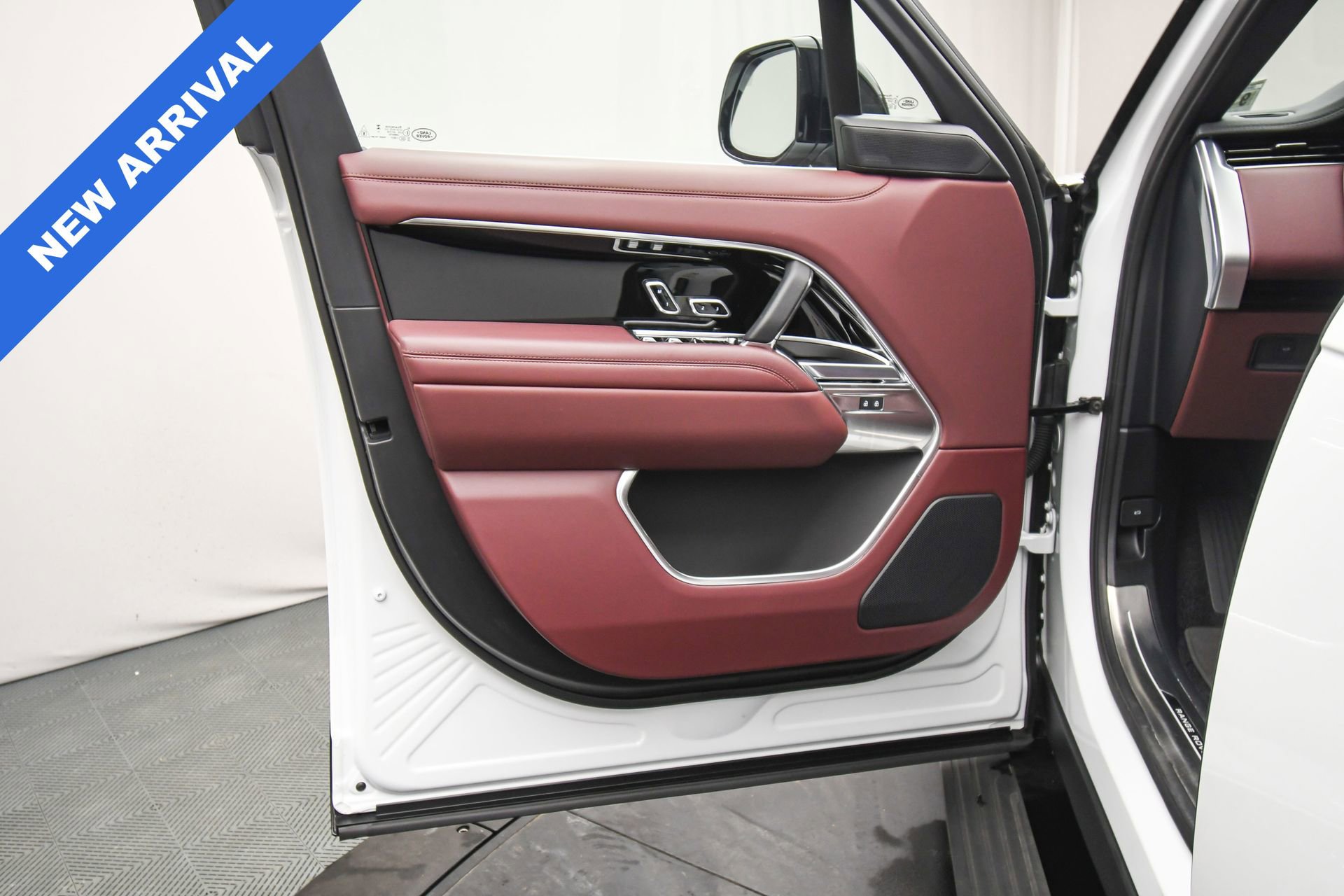 Used 2025 Land Rover Range Rover SE image 44