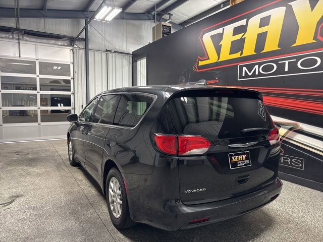 Used 2022 Chrysler Voyager LX FWD image 15