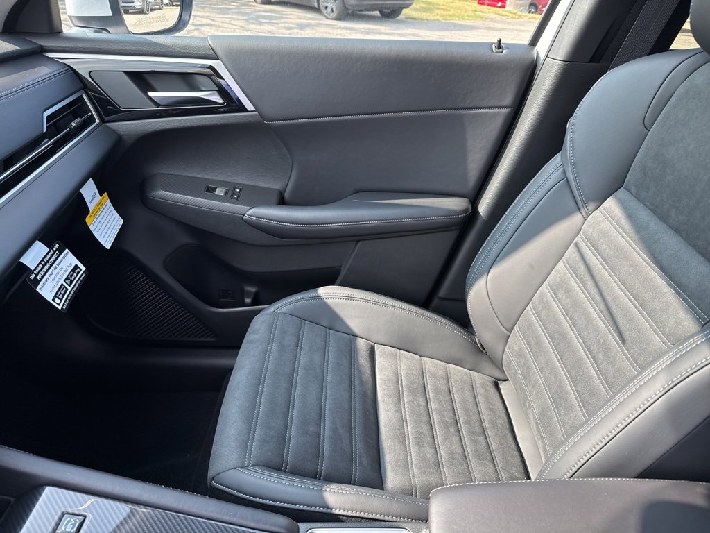 New 2025 Mitsubishi Outlander SE image 31