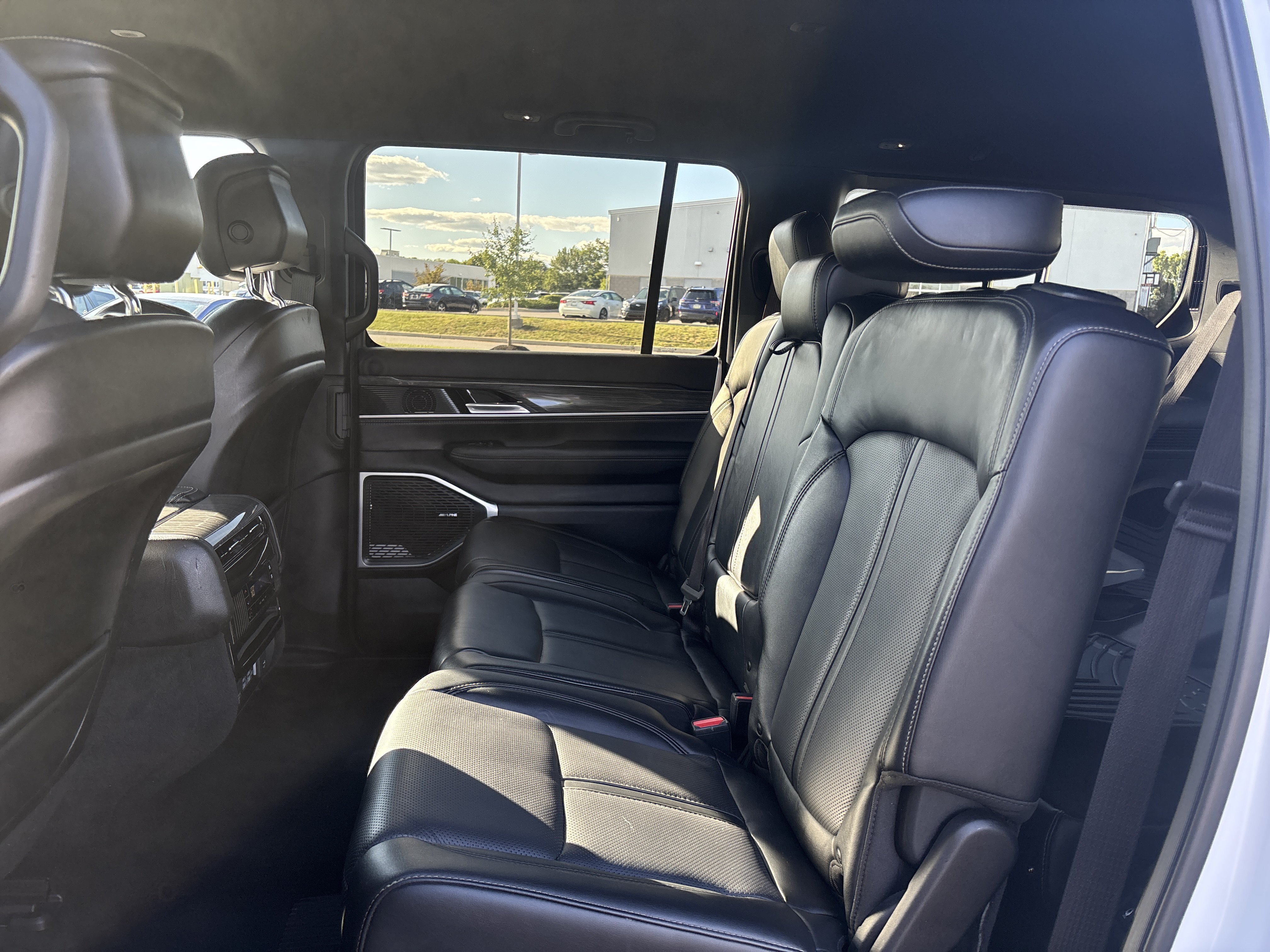 Used 2022 Jeep Wagoneer Series III AWD/4WD image 30