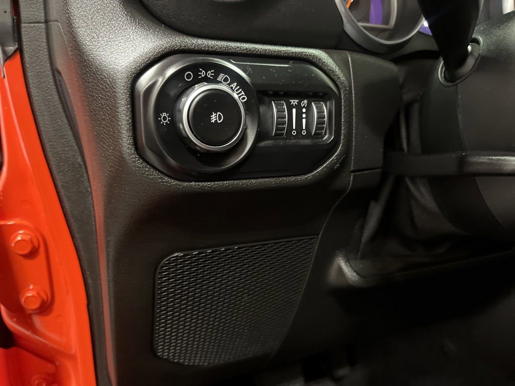 Used 2019 Jeep Wrangler Unlimited Sahara w/ Dual Top Group AWD/4WD image 16