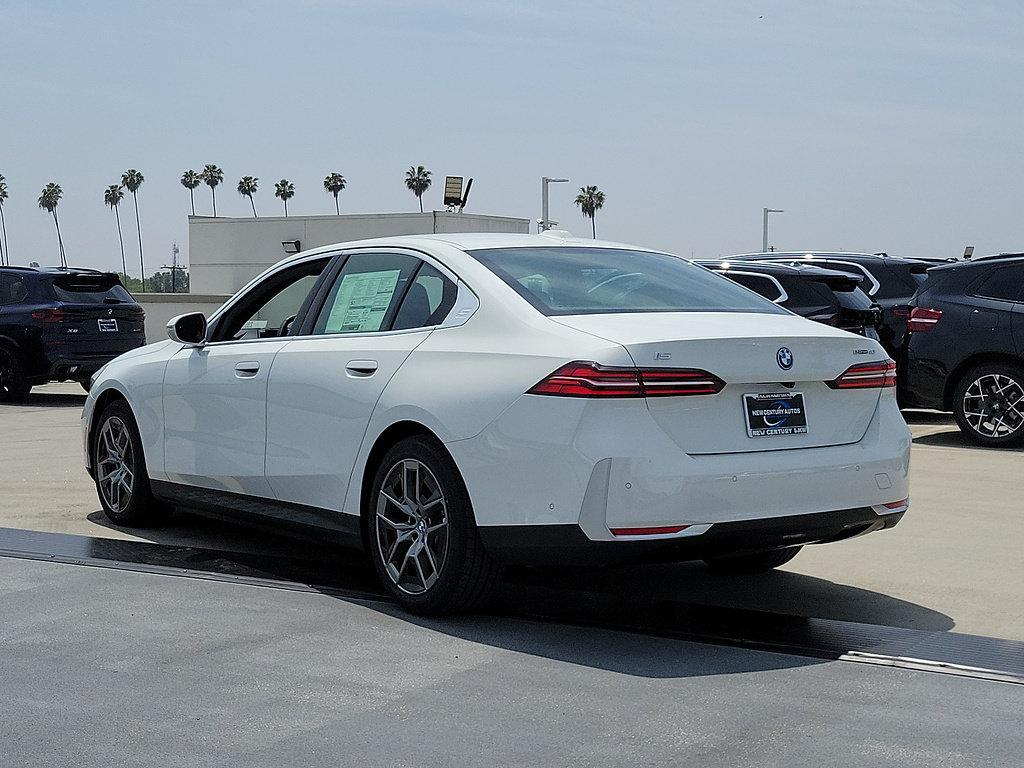 New 2026 BMW i5 M60 w/ Convenience Package RWD image 2
