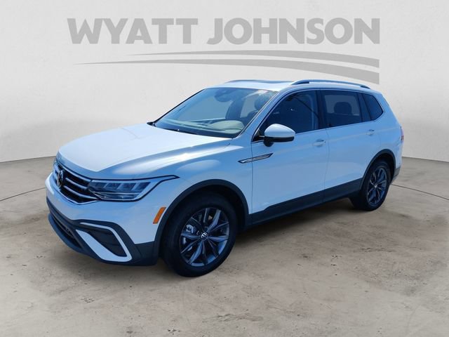 Used 2023 Volkswagen Tiguan SE w/ Panoramic Sunroof Package FWD image 2